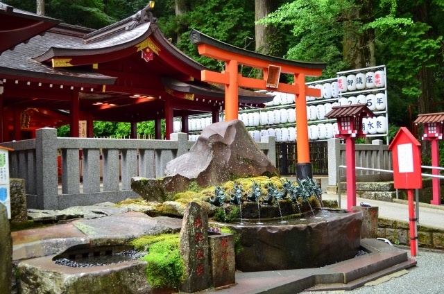 九頭龍神社新宮と龍神水舎